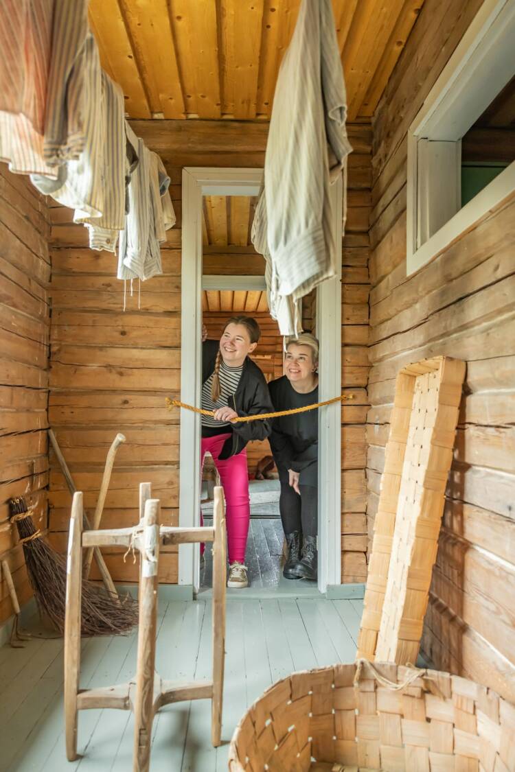 Kaksi iloista naista Rahkamäen kämpän pyykkihuoneen ovella