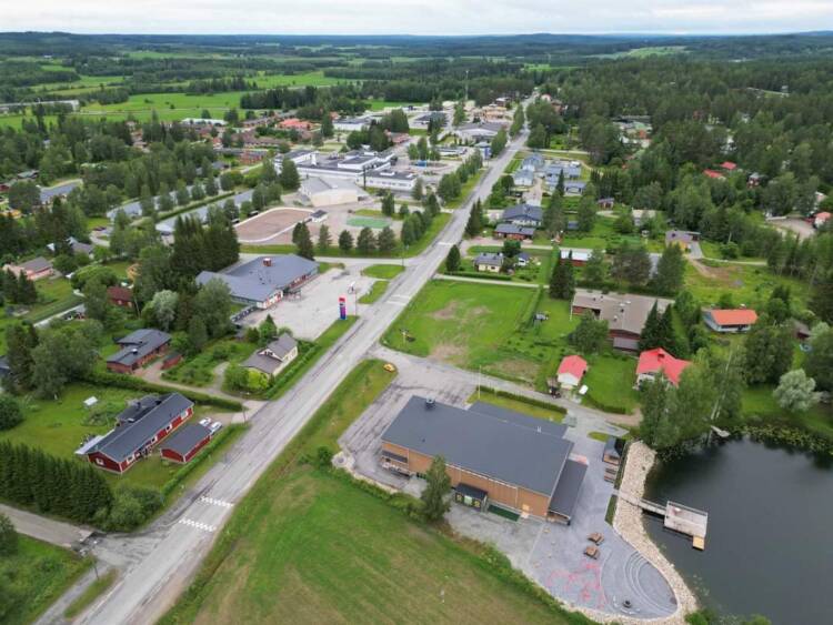 Vieremän kylänraittia kuvattuna dronella
